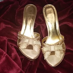 claѕѕιc вeвe нeelѕ вarely worn